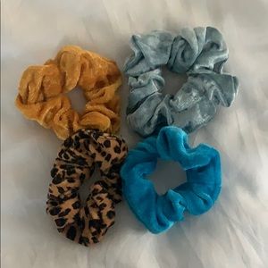 🐆🦋4 Velvet Scrunchies🦋🐆
